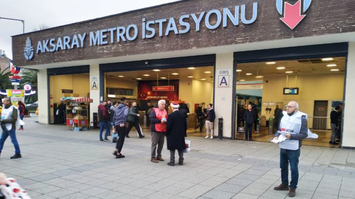 Aksaray Metro çıkışı 1 Mayıs bildiri dağıtımı