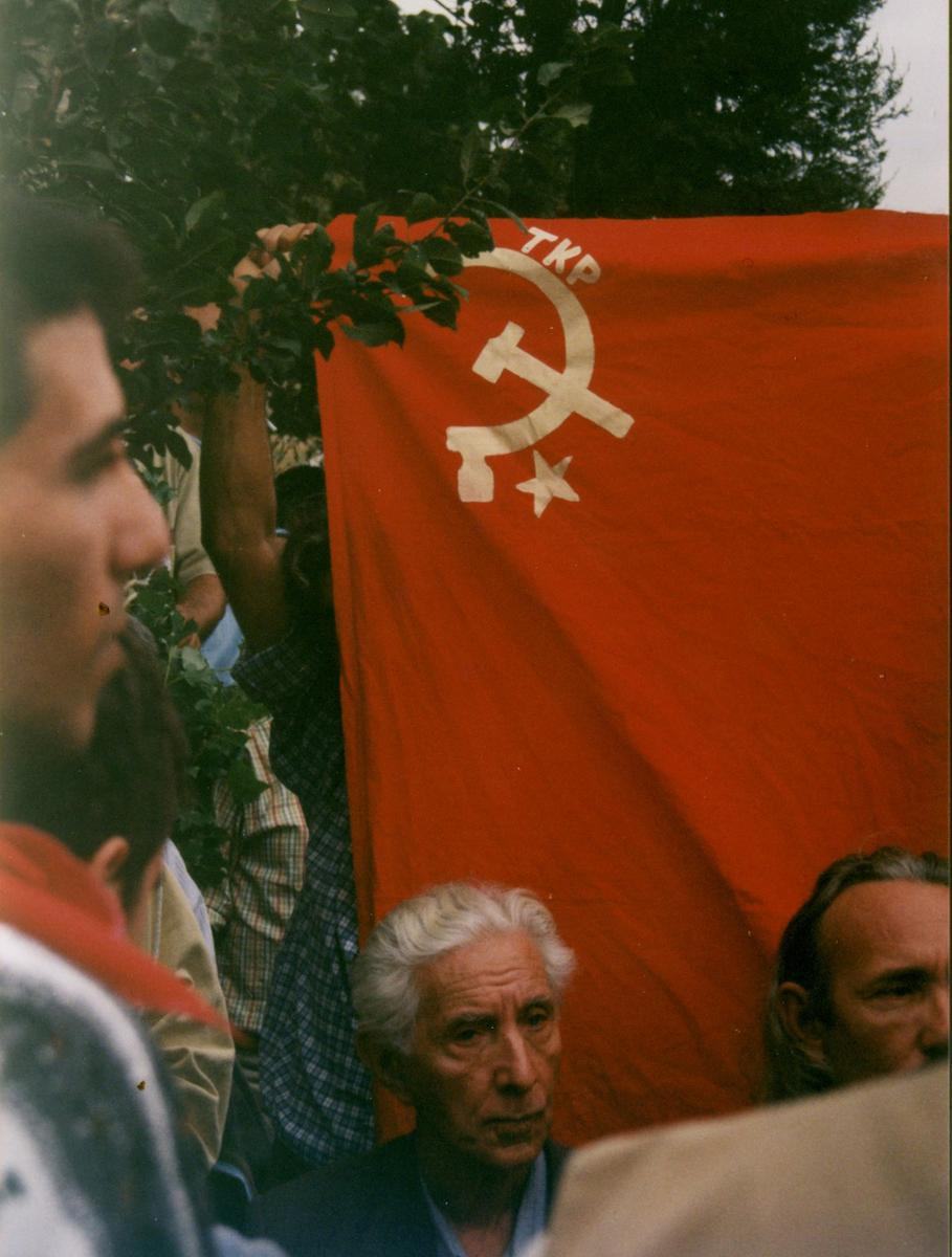 Cenazesinde parti bayrağı