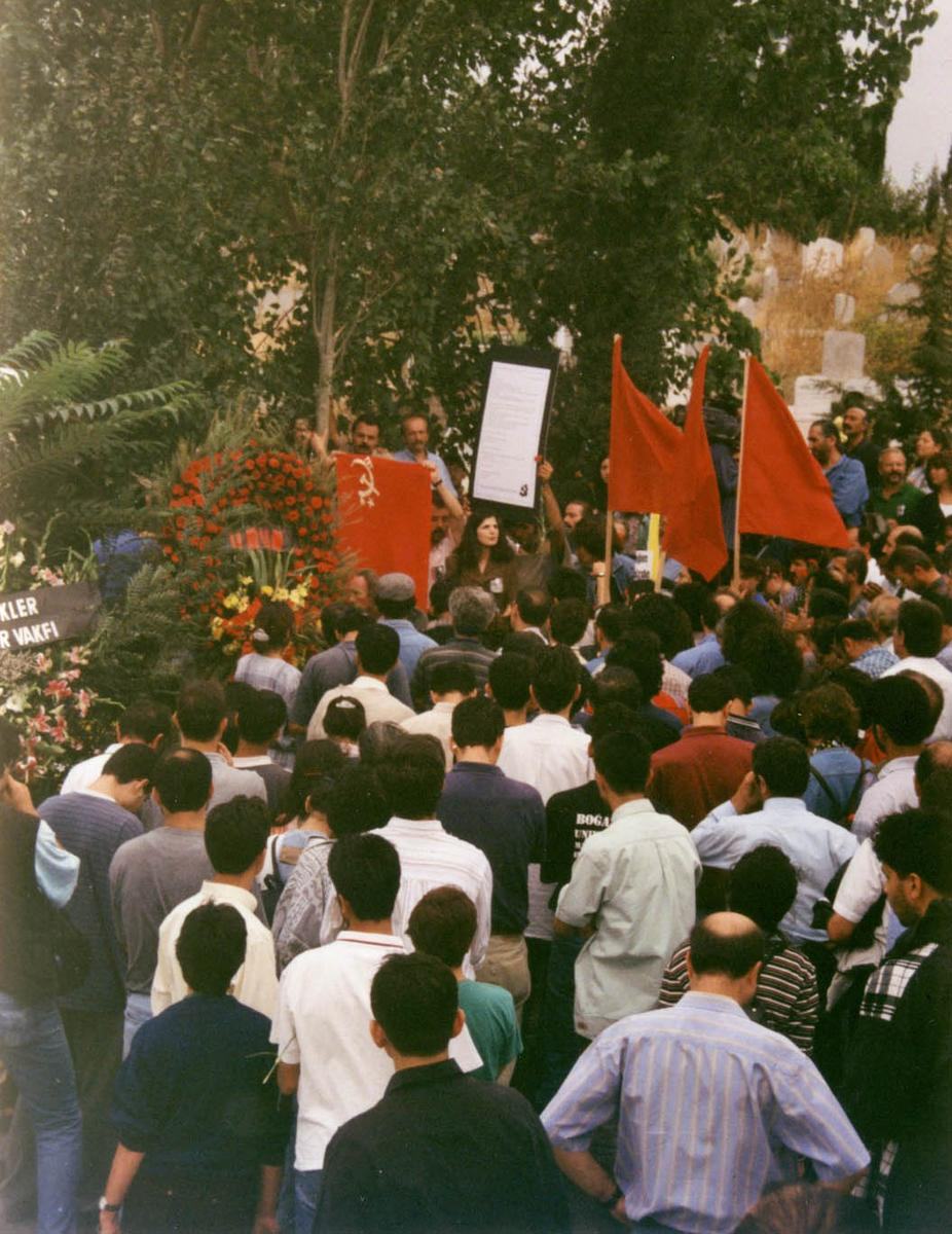 Cenazesinde parti bayrağı -3