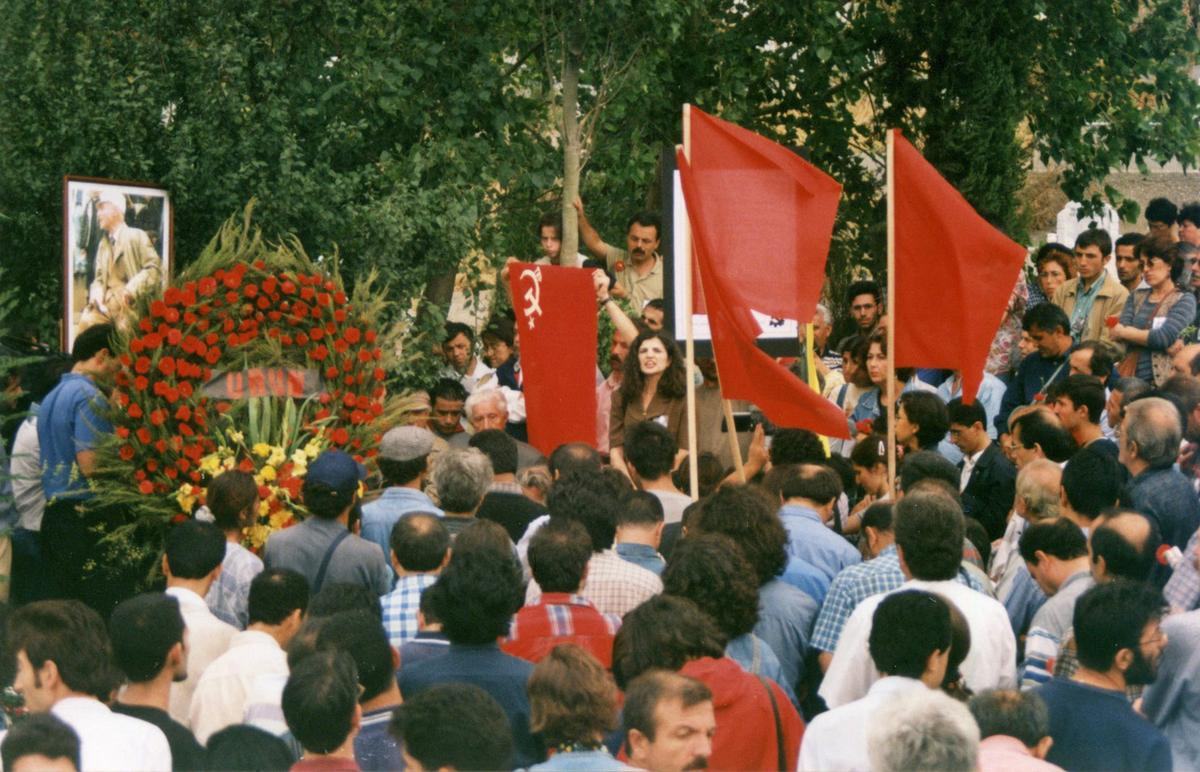 Cenazesinde parti bayrağı -4
