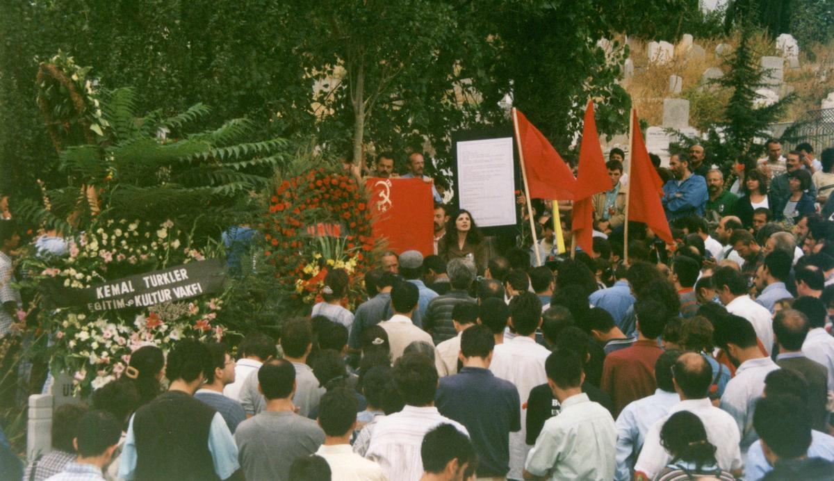 Cenazesinde parti bayrağı -6